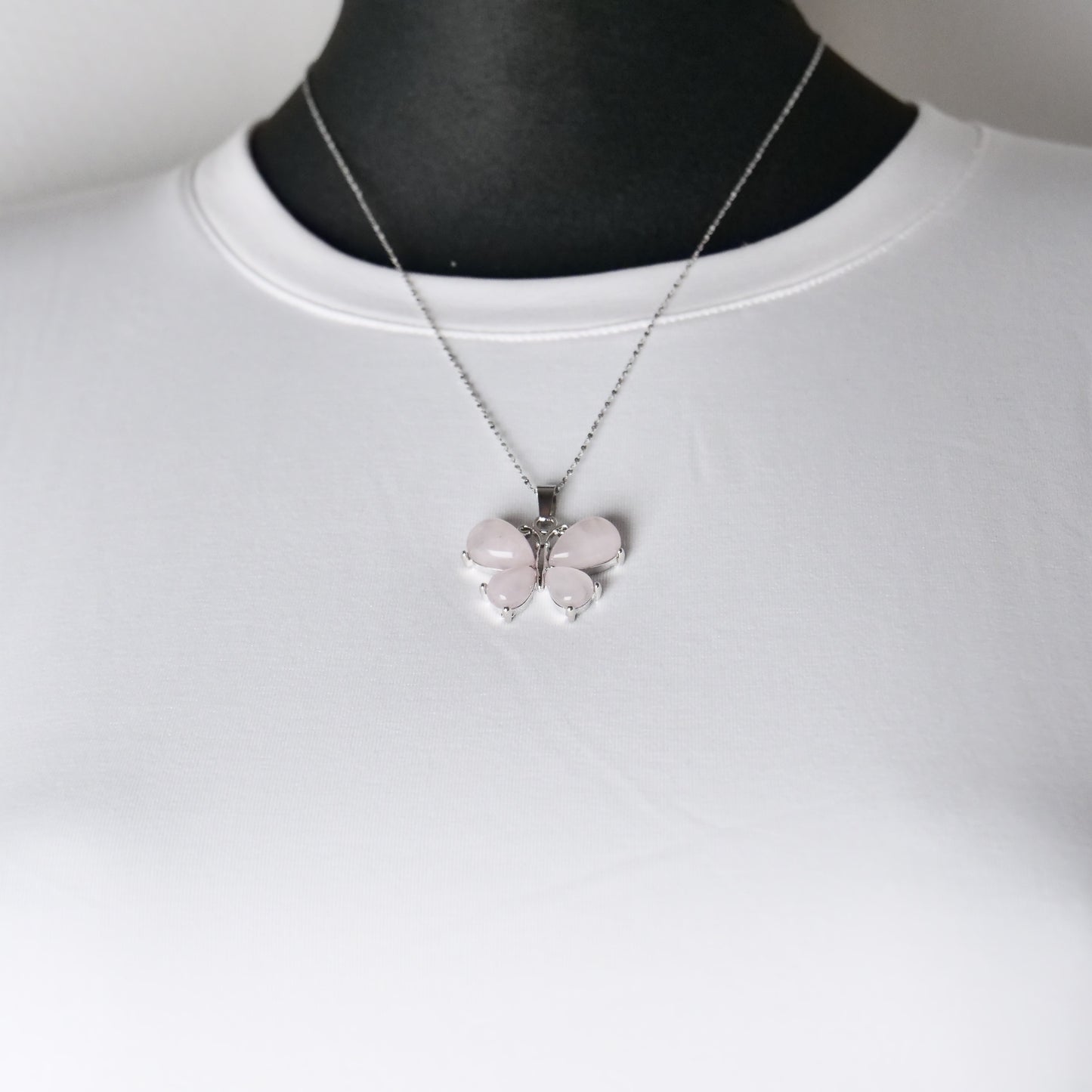 diamantierte Edelstahlkette mit Schmetterlingsanhänger aus Rosenquarz