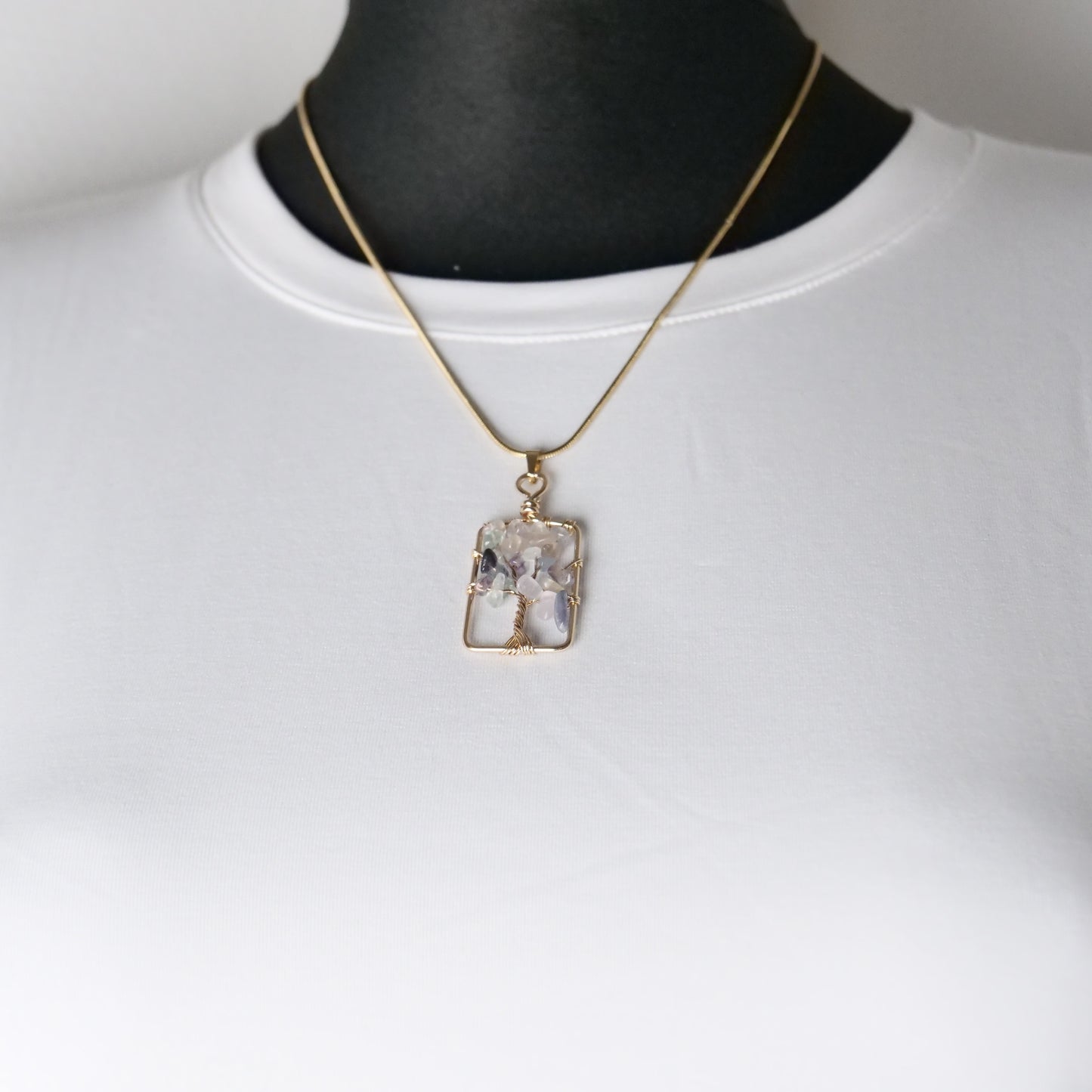 Schlangenkette aus goldfarbenem Edelstahl mit Lebensbaumanhänger aus Fluorit