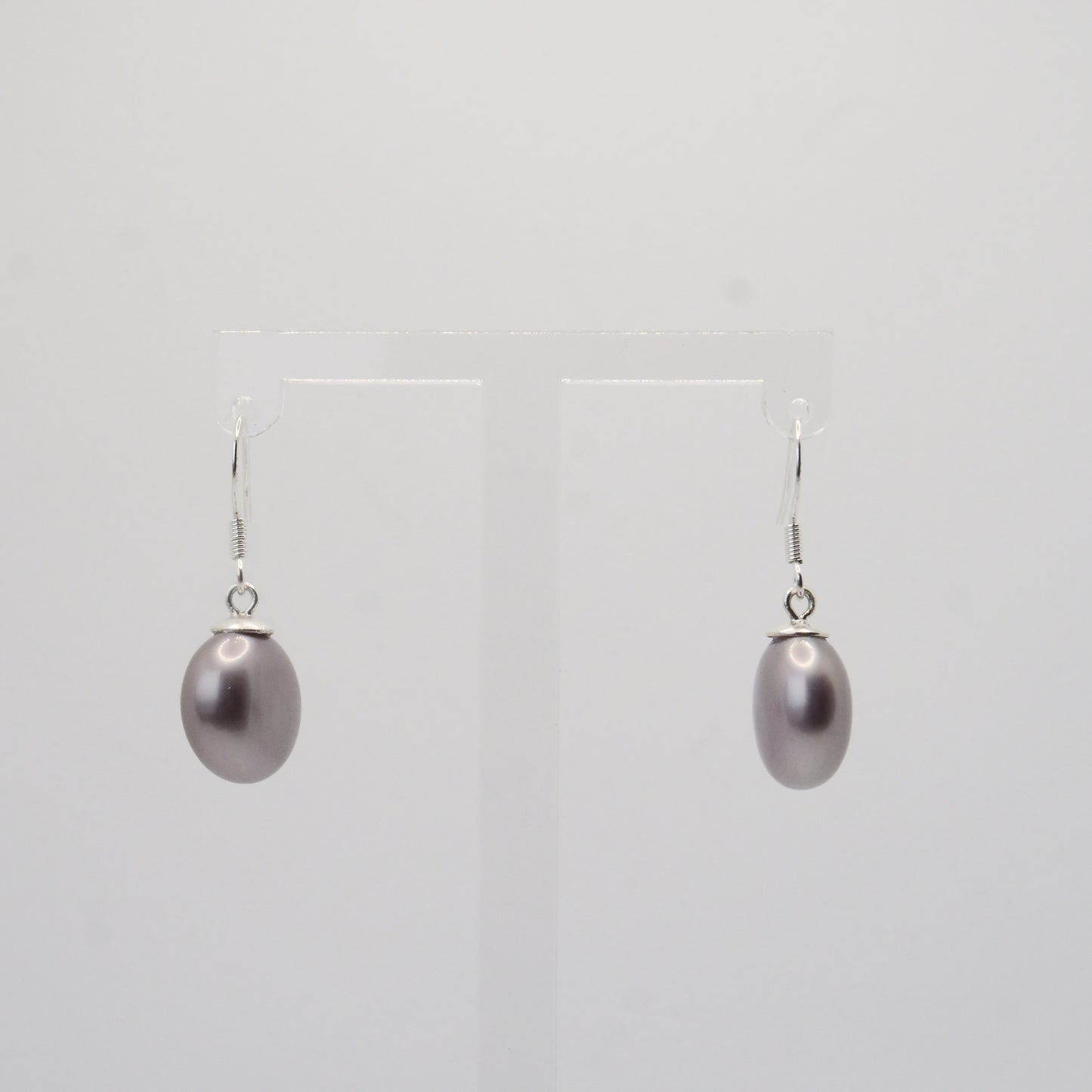 Ohrringe, 925er Sterling Silber mit Button-Pearls in violett-metallic