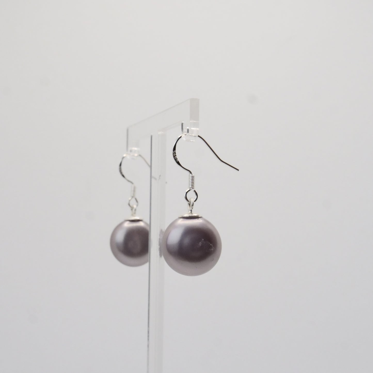 Ohrringe, 925er Sterling Silber mit Button-Pearls in violett-metallic