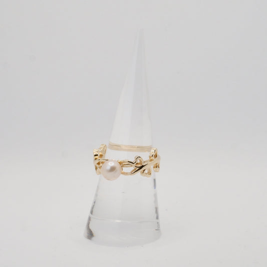 Ring mit Herzchen und Perle in cremeweiß