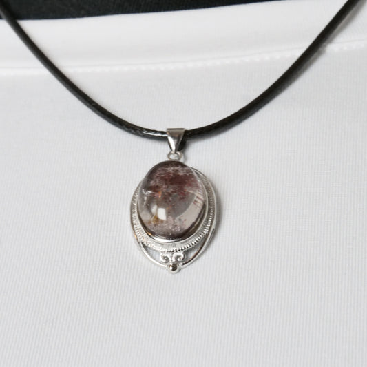 Lederkette mit ovalem Anhänger aus Rauchquarz
