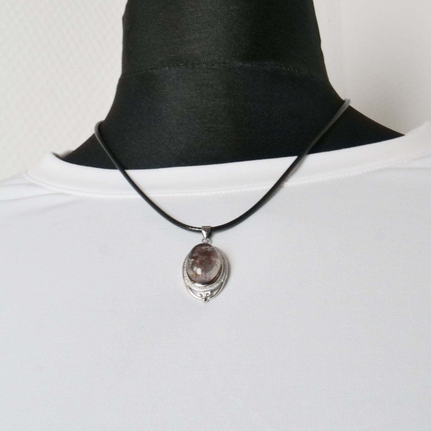 Lederkette mit ovalem Anhänger aus Rauchquarz