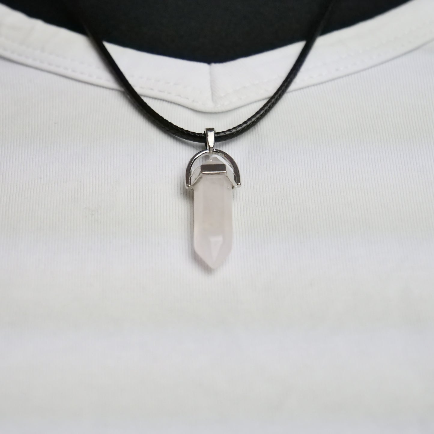Lederkette mit Kristallanhänger aus Rosenquarz