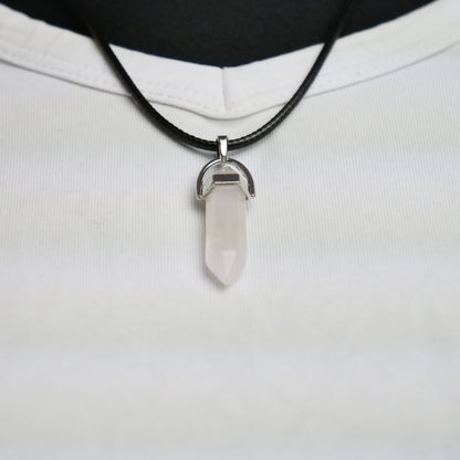 Lederkette mit Kristallanhänger aus Rosenquarz