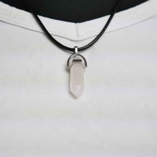 Lederkette mit Kristallanhänger aus Rosenquarz