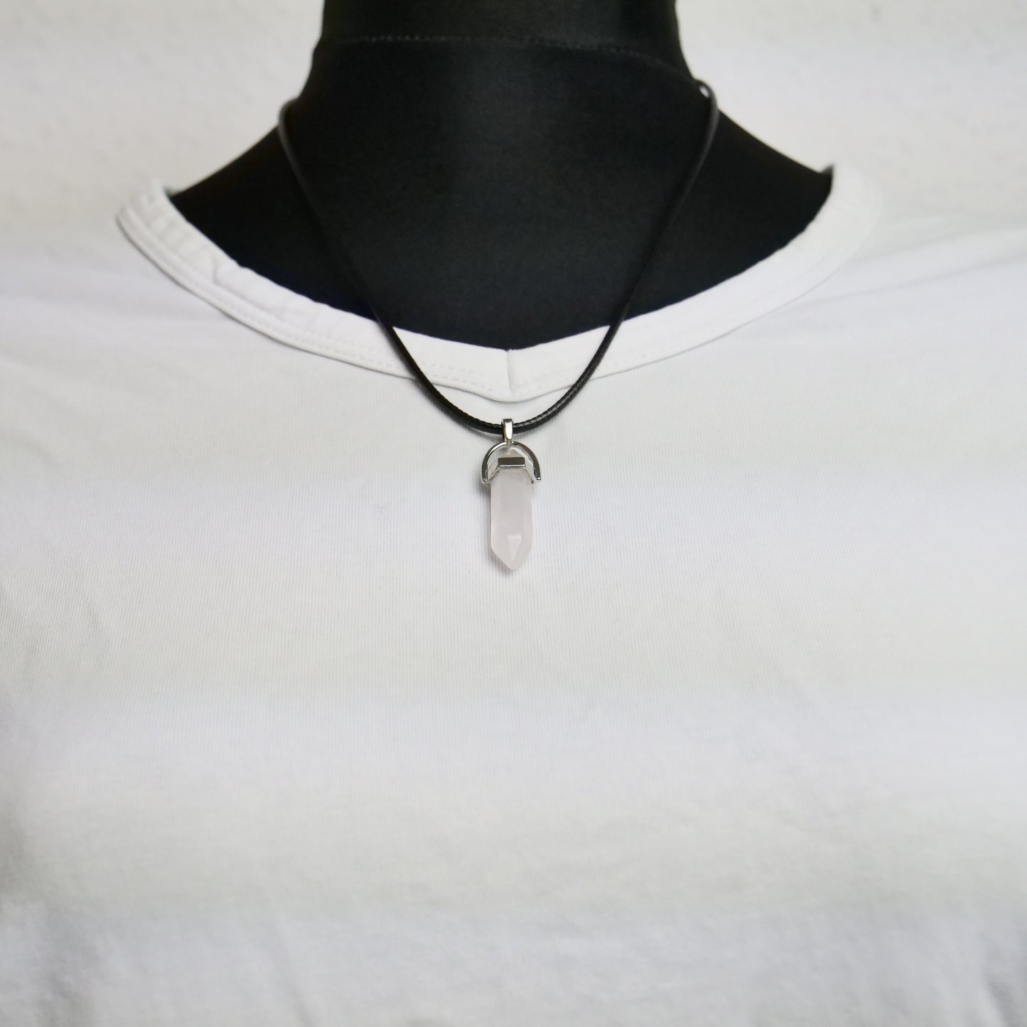 Lederkette mit Kristallanhänger aus Rosenquarz
