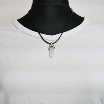 Lederkette mit Kristallanhänger aus Rosenquarz