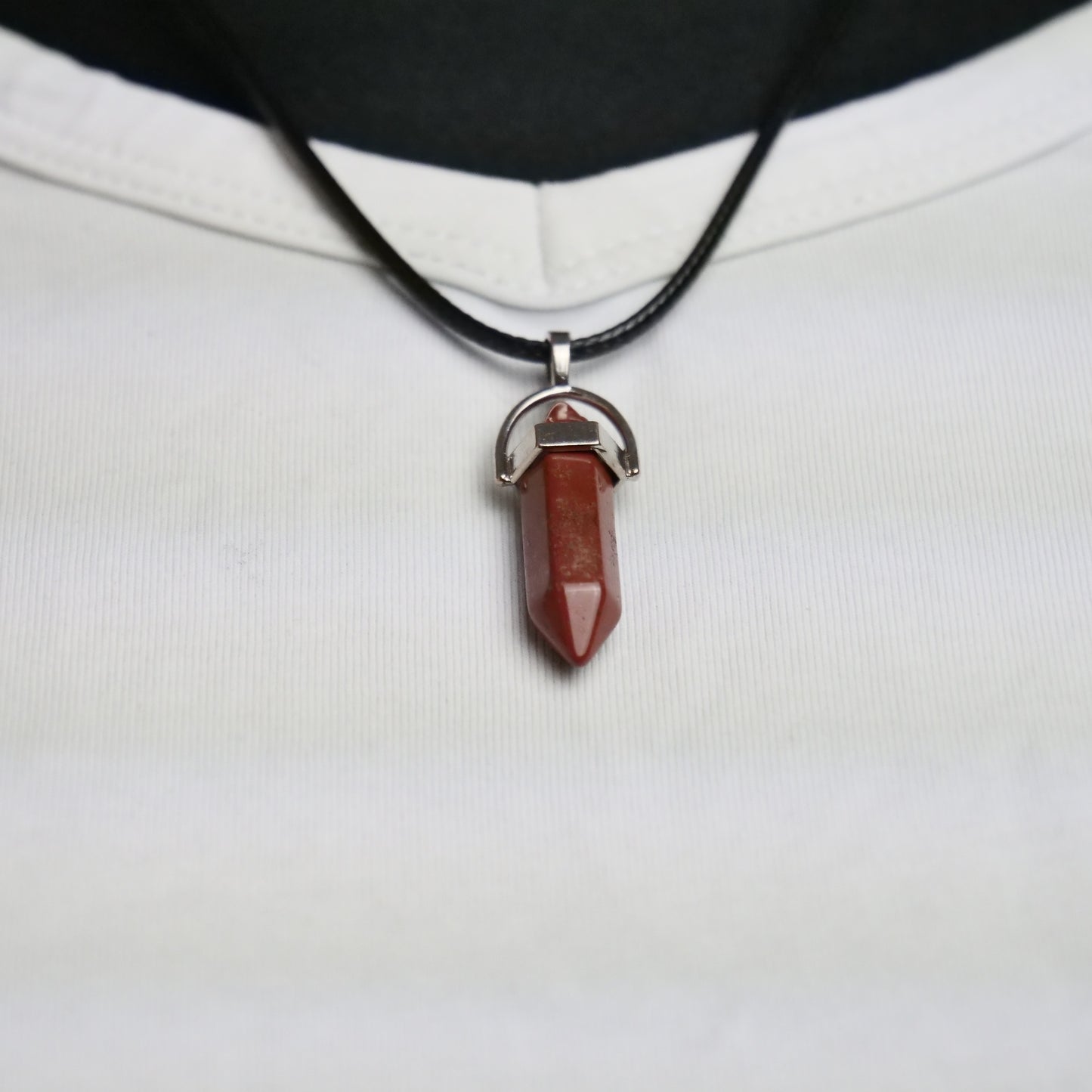 Lederkette mit Kristallanhänger aus rotem Jaspis