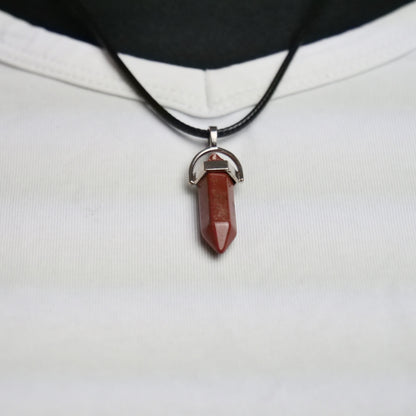 Lederkette mit Kristallanhänger aus rotem Jaspis