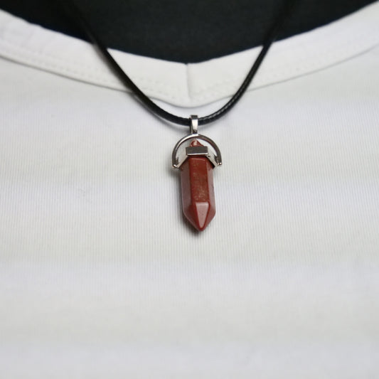 Lederkette mit Kristallanhänger aus rotem Jaspis