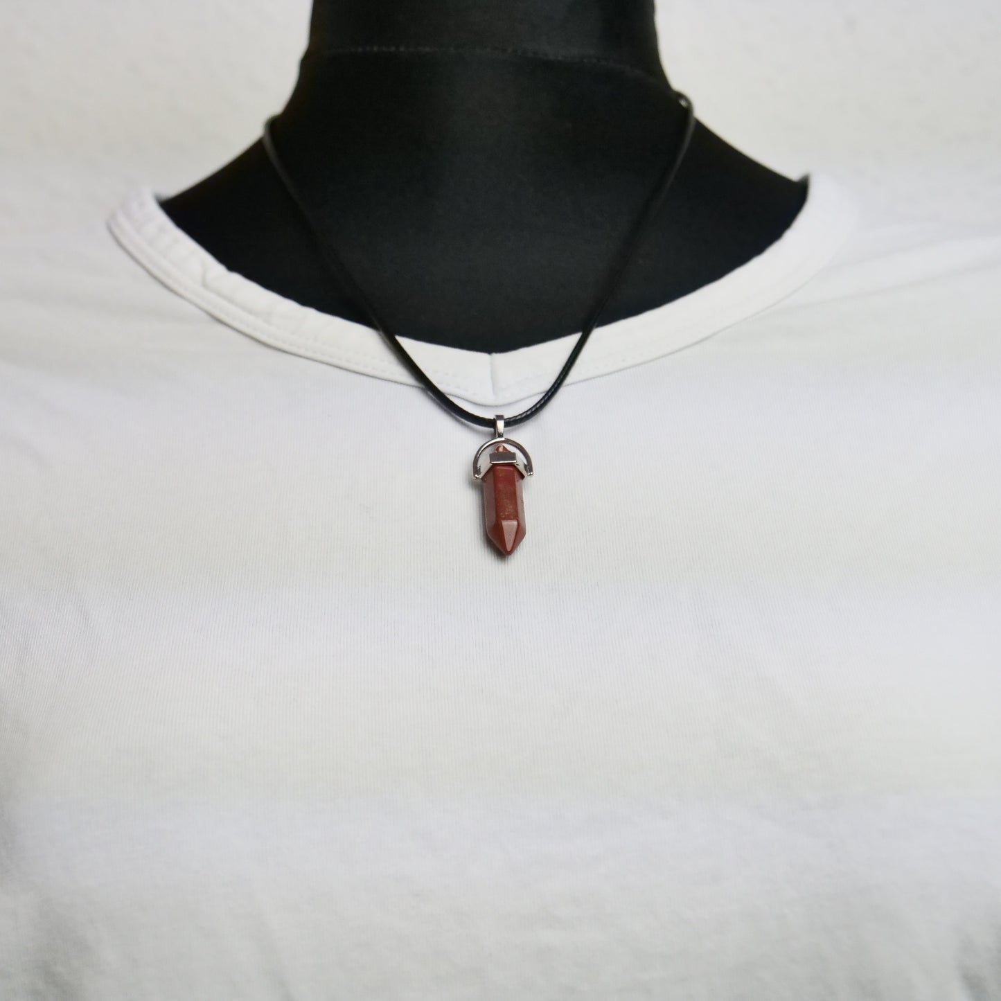 Lederkette mit Kristallanhänger aus rotem Jaspis