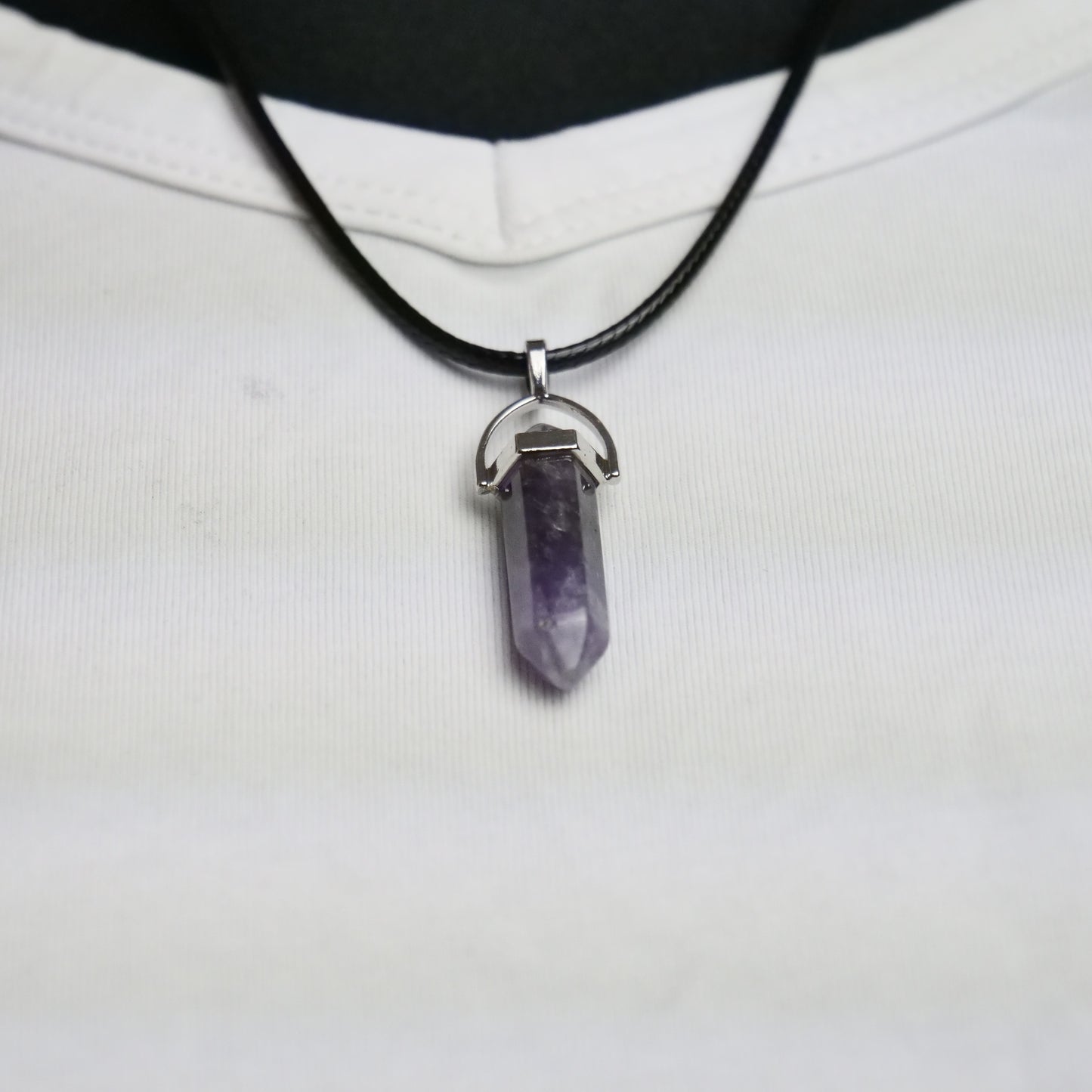 Lederkette mit Kristallanhänger aus Amethyst