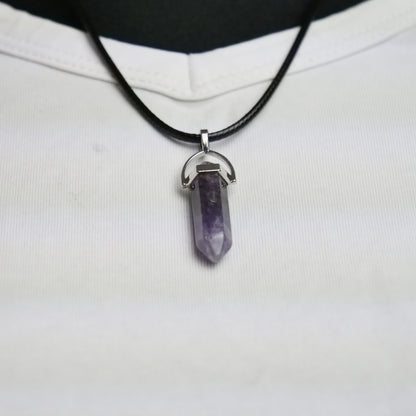 Lederkette mit Kristallanhänger aus Amethyst