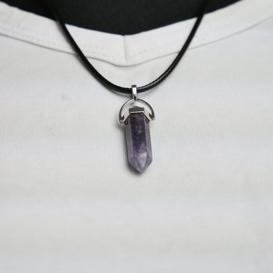 Lederkette mit Kristallanhänger aus Amethyst