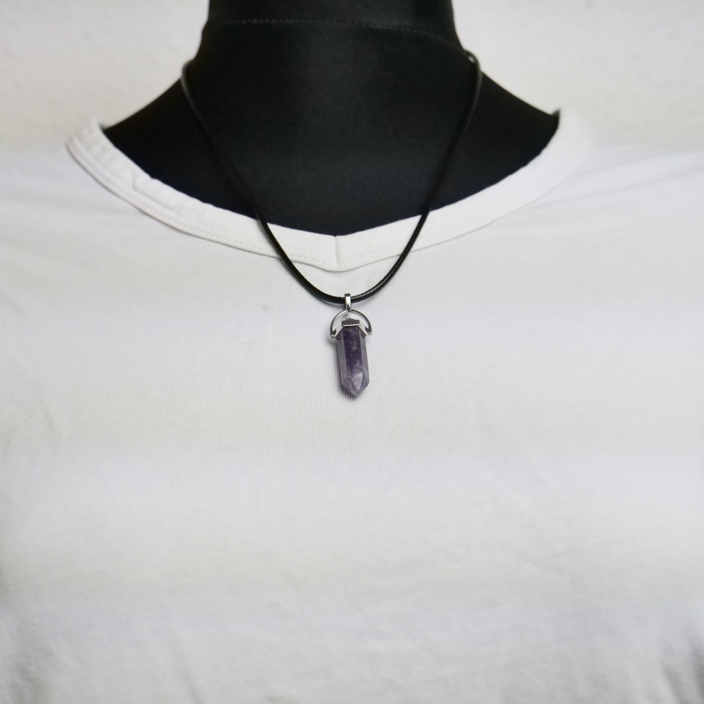 Lederkette mit Kristallanhänger aus Amethyst