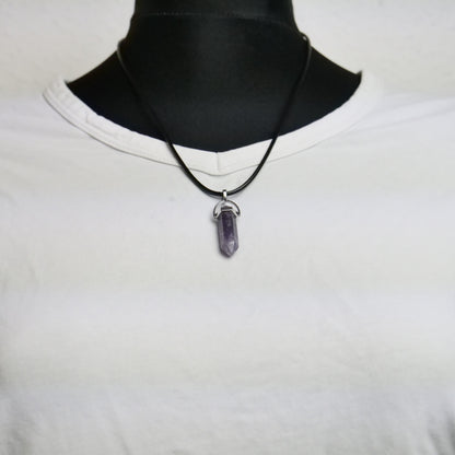 Lederkette mit Kristallanhänger aus Amethyst
