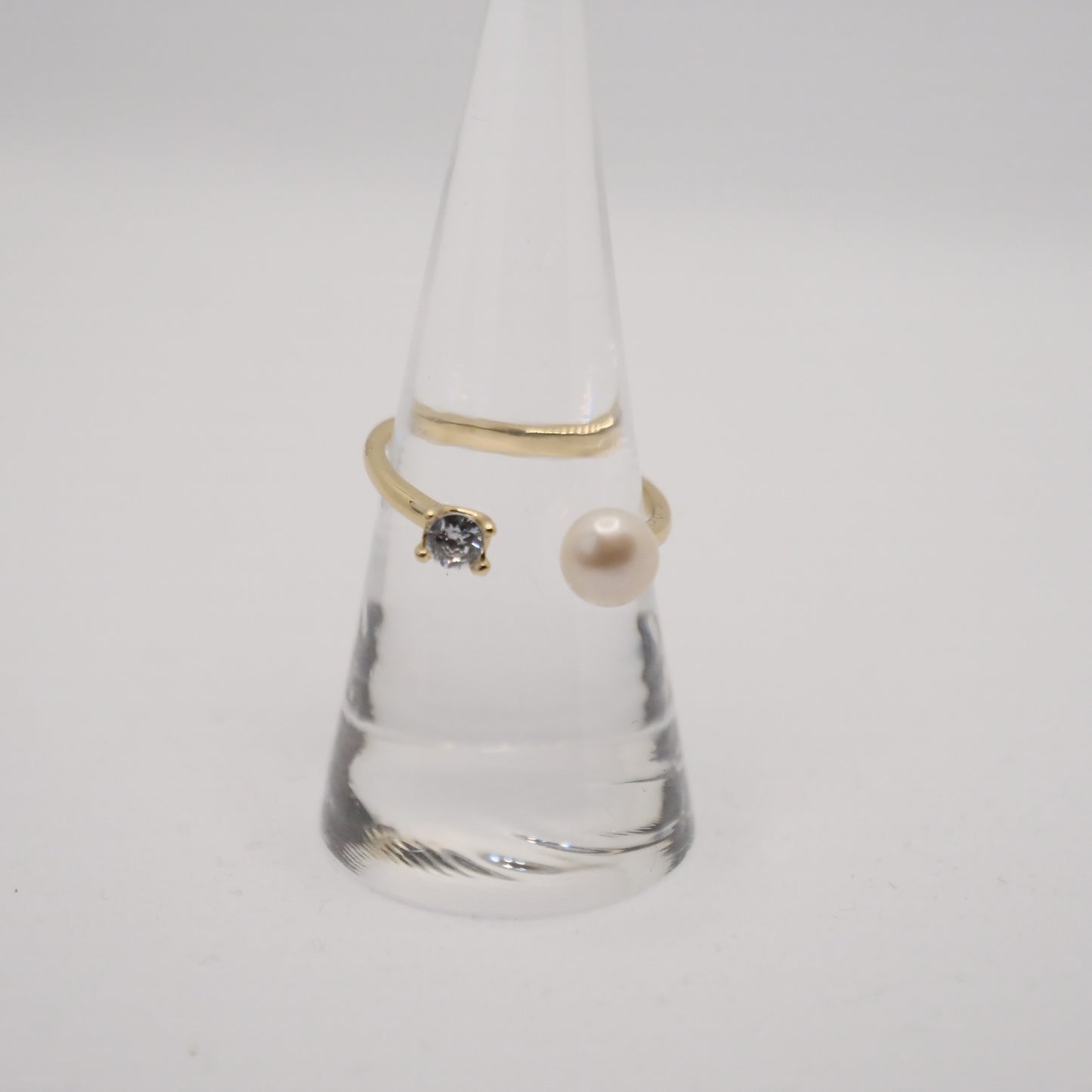 Ring, 18K vergoldet, mit Zirkonia und cremefarbenen Stein