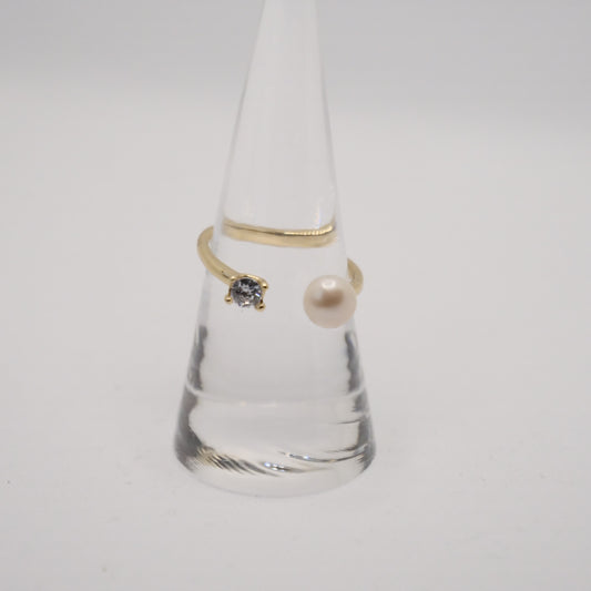 Ring, 18K vergoldet, mit Zirkonia und cremefarbenen Stein