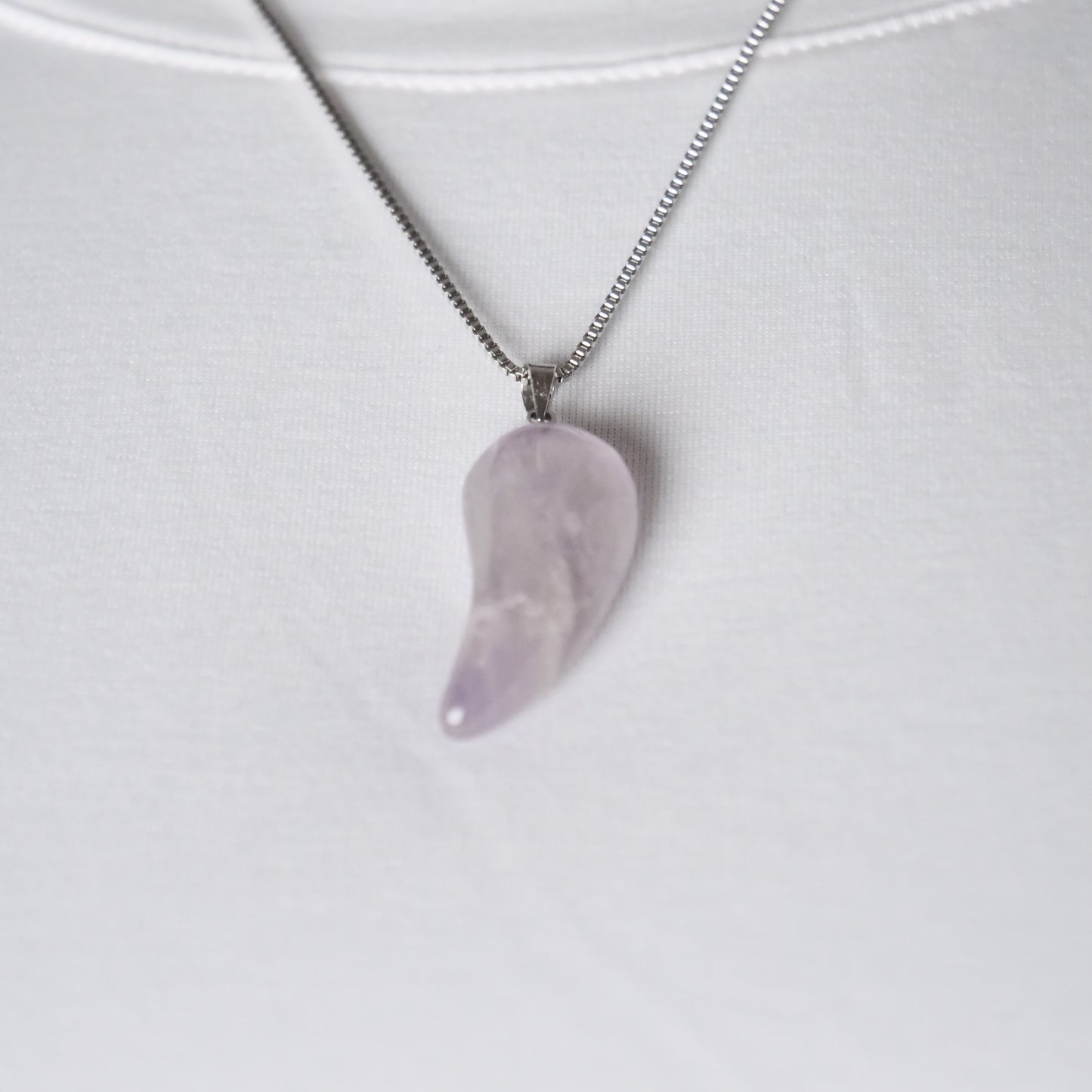 Schlangenkette aus Edelstahl, mit Anhänger aus Rosenquarz in Zahnform