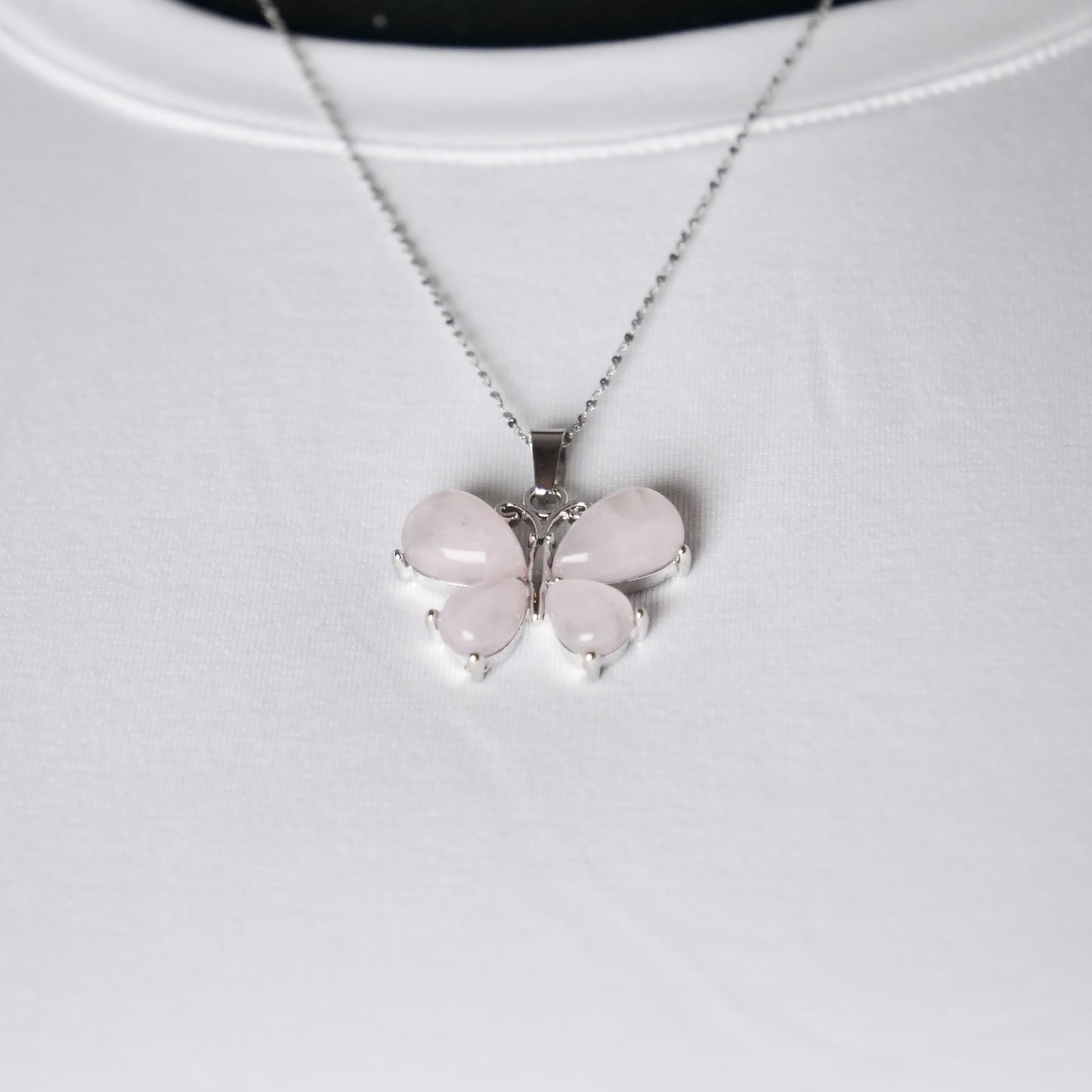 diamantierte Edelstahlkette mit Schmetterlingsanhänger aus Rosenquarz
