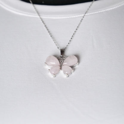 diamantierte Edelstahlkette mit Schmetterlingsanhänger aus Rosenquarz