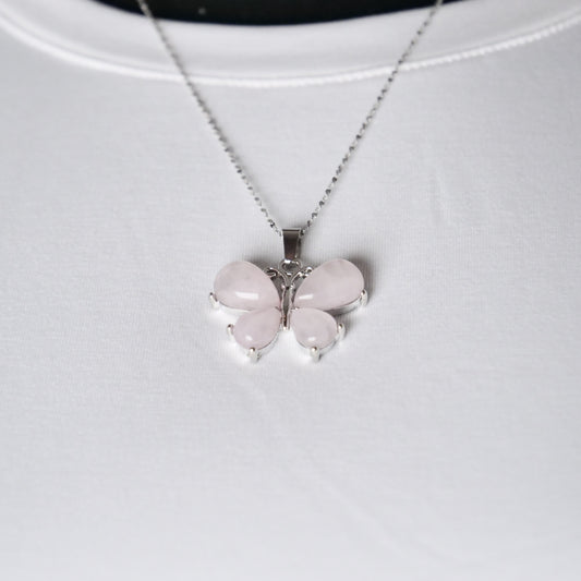 diamantierte Edelstahlkette mit Schmetterlingsanhänger aus Rosenquarz