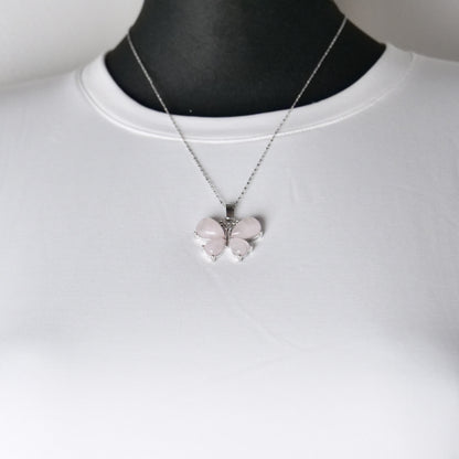 diamantierte Edelstahlkette mit Schmetterlingsanhänger aus Rosenquarz