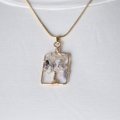 Schlangenkette aus goldfarbenem Edelstahl mit Lebensbaumanhänger aus Fluorit