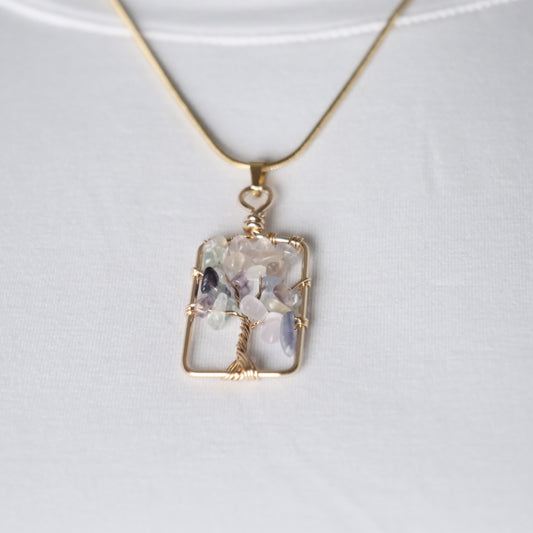 Schlangenkette aus goldfarbenem Edelstahl mit Lebensbaumanhänger aus Fluorit
