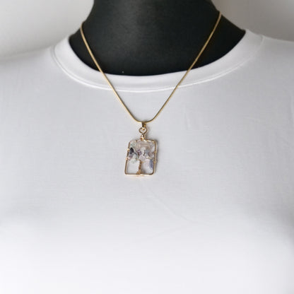 Schlangenkette aus goldfarbenem Edelstahl mit Lebensbaumanhänger aus Fluorit