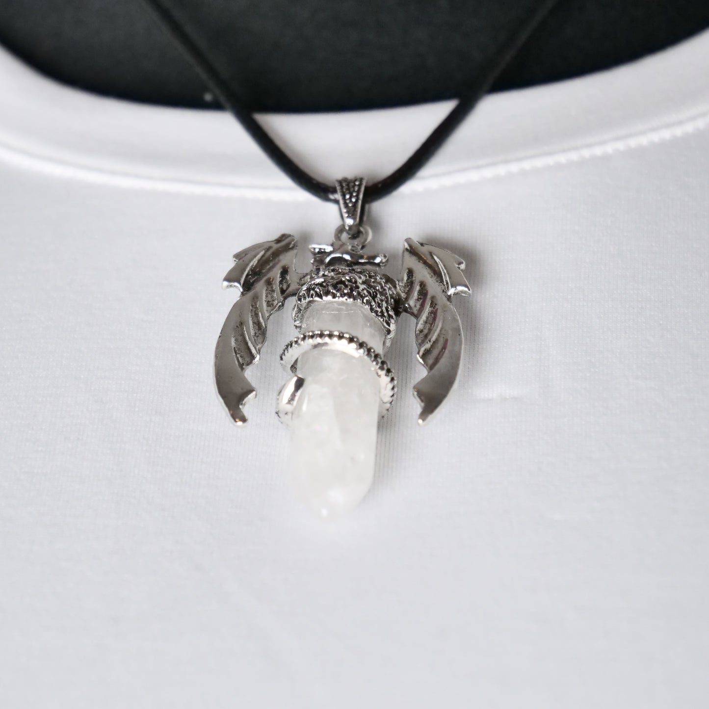 Lederkette mit Drachenanhänger, Bergkristall